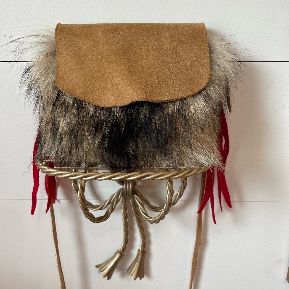 Leather and fur handmade native American pouch
In excellent condition West